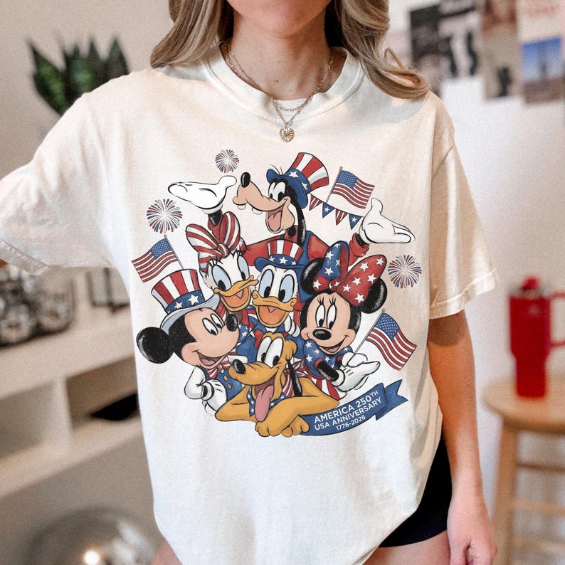 Mickey and Friends 4th July 2026 Shirt, Disney Independence Day Tee, Disneyland Family, Walt Disney World T-shirt bild 1