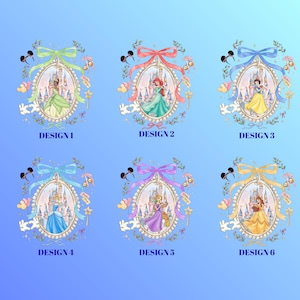 Pu&ograve; includere: Sei disegni con principesse Disney in cornici ovali con sfondi di castelli. Ogni disegno ha una principessa, un fiocco e una combinazione di colori diversi. I disegni includono Tiana, Ariel, Biancaneve, Cenerentola, Rapunzel e Belle. Il testo recita "DESIGN" seguito da un numero.