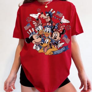 Mickey and Friends 4th July 2026 Shirt, Disney Independence Day Tee, Disneyland Family, Walt Disney World T-shirt bild 4