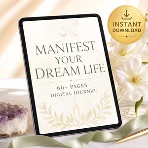 Peut inclure: Une tablette numérique affichant une couverture de journal avec le texte "MANIFEST YOUR DREAM LIFE" et "60+ PAGES DIGITAL JOURNAL" en vert foncé, ornée de dessins au trait dorés d'un croissant de lune, d'un cristal et de feuilles.