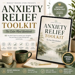 Peut inclure: Kit numérique de soulagement de l'anxiété avec le texte « The Calm Mind Workbook ». L'image comprend une tablette, une tasse avec les mots « Breathe, Calm, Focus, Heal » et une bougie allumée. Le kit propose des techniques de TCC, des exercices de respiration et un plan de calme de 30 jours.