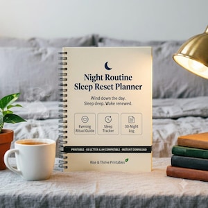 Peut inclure: Un agenda à reliure spirale avec une couverture crème présentant une icône de croissant de lune bleu foncé et le texte Night Routine Sleep Reset Planner. Il inclut des sections pour Evening Ritual Guide, Sleep Tracker et 30-Night Log, avec le texte Rise & Thrive Printables.