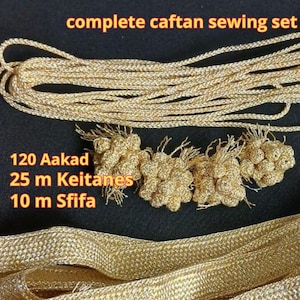 Op de afbeelding: Een complete caftan naa set met goudkleurige afwerking, koord en decoratieve accenten. De set bevat 120 Aakad, 25 meter Keitanes en 10 meter Sfifa. De tekst "complete caftan sewing set" wordt bovenaan weergegeven.