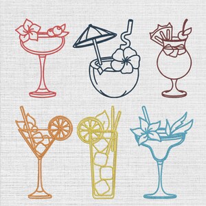 Può includere: Una collezione di sei illustrazioni a linee di cocktail e bevande tropicali in vari colori. Il set include una coppa da martini rossa, una bevanda al cocco blu scuro con ombrellino, un bicchiere bordeaux con frutta, un cocktail arancione, un bicchiere alto giallo e una coppa da margarita azzurra.