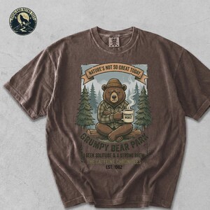 Koszulka Comfort Colors® Grumpy Bear Park Coffee Forest Funny Vintage Graphic Tee Nature Humor Caffeine Gift