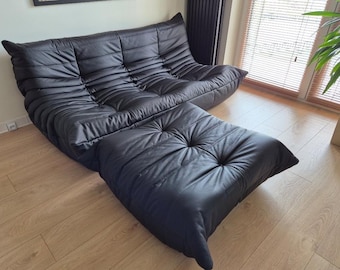 Sofá Togo de 3 plazas y otomana de Ligne Roset, cuero negro – Diseño moderno de mediados de siglo.