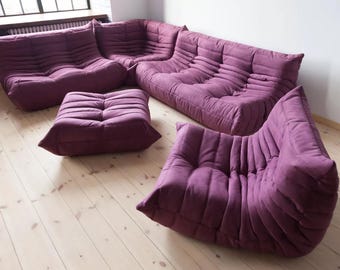 Conjunto de sofás Ligne Roset Togo de tela morada: 3 plazas, 2 plazas, 1 plaza, esquinero y otomana.