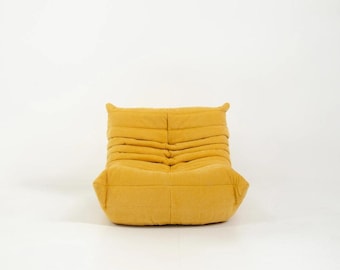 Sillón individual de diseño moderno de mediados de siglo Ligne Roset Togo, terciopelo amarillo, sofá de salón de terciopelo amarillo.