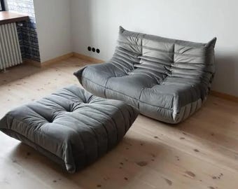 Ligne Roset Togo 2-zitsbank en voetenbank grijs fluweel