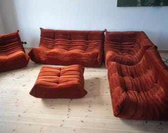 Conjunto de sofás Ligne Roset Togo de pana color ámbar: sofá de 3 plazas, sofá de 2 plazas, sofá esquinero, sofá de 1 plaza y otomana.
