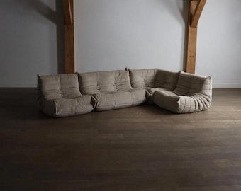 Conjunto de sofás Ligne Roset Togo en pana beige: sofá de 2 plazas, 2 sillones y sección de esquina.