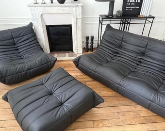 Conjunto de sofás Ligne Roset Togo de piel negra: sofá de 3 plazas, sofá de 1 plaza y otomana.