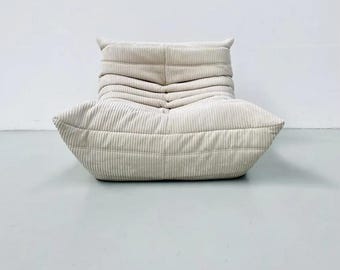 Sillón Togo Lounge de Ligne Roset en pana beige – Sillón moderno de mediados de siglo de Michel Ducaroy