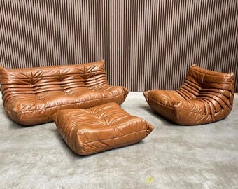 Conjunto de sofás Ligne Roset Togo en piel color coñac: sofá de 3 plazas, sofá de 1 plaza y otomana.