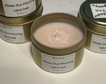 Vela de soja Wick-LY Co. Messy Bun Morning Coffee & Vanilla en envase de lata dorada de 113 g (4 oz) para el hogar. Aroma acogedor y perfumado.