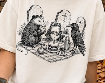 PNG de picnic en el cementerio / Imágenes prediseñadas de zarigüeya, rana y cuervo / Gráfico de bosque tenebroso / Diseño de camiseta divertida de Halloween