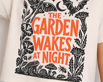 Nächtlicher Garten (PNG) | Motten- und Fledermaus-Cliparts | Gotische botanische Grafik | Vintage-Halloween-Shirt-Design