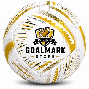 Könnte beinhalten: Ein weißer Fußball mit goldenen und schwarzen grafischen Mustern. In der Mitte befindet sich ein Schild-Logo mit einem Football-Symbol, dem Text ESTD 2026 und dem Markennamen GOALMARK STORE in fetten schwarzen Großbuchstaben.