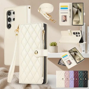 Op de afbeelding: Crèmekleurige, gewatteerde leren telefoonhoesjes met goudkleurige hardware. De hoesjes hebben een polsbandje, een crossbody-riem en een vak met ritssluiting. Er worden verschillende hoesjes getoond, waaronder een telefoonhoesje met een telefoon erin.