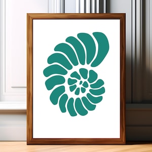 Puede incluir: Una impresión de arte mural enmarcada que presenta una ilustración gráfica de color verde azulado de una concha de nautilo. El diseño de la concha está centrado sobre un fondo blanco, encerrado en un marco de madera simple de tono medio.