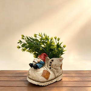 風変わりなダメージ加工ブーツ型プランター、耐久性のある樹脂製植木鉢、パティオ、バルコニー、屋内のインテリアに最適