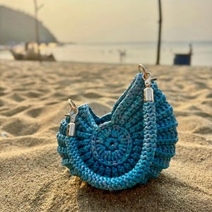 Galaxy Blue Shell Tas | Handgemaakte gehaakte tas | Iriserende schoudertas | Opvallende handtas | Cadeau voor haar