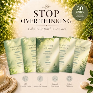 Puede incluir: Un conjunto de 30 tarjetas imprimibles tituladas STOP OVER THINKING Calm Your Mind in Minutes. Cada tarjeta presenta patrones de hojas verdes, textos para reflexionar, reiniciar y respirar, y una insignia de 30 tarjetas.