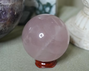 Hochwertige Rosenquarzkugel Unglaublicher Blitzvoller Regenbogen 63 mm 348 Gramm