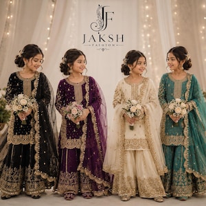 Peut inclure: Quatre jeunes filles vêtues de tenues traditionnelles sud-asiatiques. Chaque fille porte une tenue de couleur différente : noir, violet, crème et sarcelle. Les tenues présentent des broderies dorées et des écharpes assorties. Chaque fille tient un bouquet de fleurs blanches. Le logo "JAKSH FASHION" est en haut.