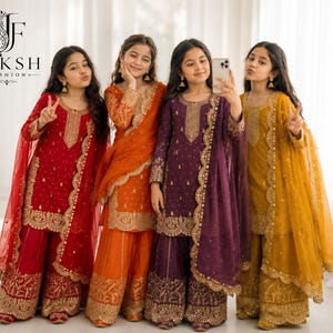 Peut inclure: Quatre jeunes filles vêtues de tenues traditionnelles sud-asiatiques colorées. Les tenues comprennent des hauts à manches longues, des pantalons larges et des écharpes transparentes. Les tenues sont rouges, oranges, violettes et jaunes, avec des broderies dorées. Les filles posent.