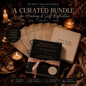 Könnte beinhalten: Ein kuratiertes Bundle für Heilung und Selbstreflexion, mit Journalen, Briefen und Kerzen. Das Bundle enthält ein Journal mit dem Titel "When You Don't Know Where To Start" und ein weiteres mit dem Titel "All the Things You Kept Hidden". Der Text lautet "A Safe Place to Begin".