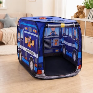Könnte beinhalten: Ein blau-weißes Spielzelt in Form eines Polizeibusses. Das Zelt zeigt Illustrationen von Polizisten und den Text "POLICE COMMAND POST". Das Zelt hat ein klares Dach und eine große Öffnung.