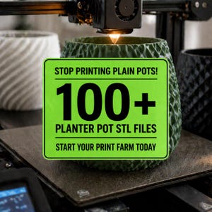 Pode incluir: Uma impressora 3D está criando um vaso de planta verde texturizado. Uma placa verde brilhante no vaso diz: "STOP PRINTING PLAIN POTS! 100+ PLANTER POT STL FILES START YOUR PRINT FARM TODAY."