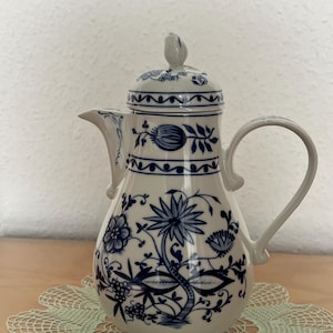 Vintage Kahla Blue Onion Porcelain Coffee Pot – Zwiebelmuster Made in GDR – East German Cobalt Blue Tea Pot with Lid – 1970s Tableware