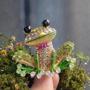 Frog Brooch, Green Crystal Frog Pin, Gold Animal Brooch, Cute Statement Jewelry, Unique Gift for Her, Vintage Style Lapel Pin