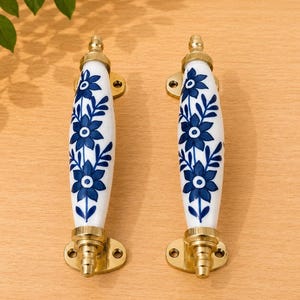 Tiradores de cerámica azul con diseño floral hechos a mano para armarios, tiradores de latón vintage, juego de 2