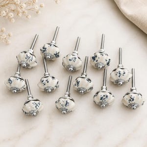 Boutons de tiroir en céramique faits main | Poignées de meuble blanches et bleues mouchetées à motif floral (lot de 12)
