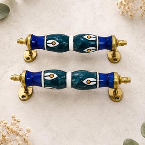 Coppia di maniglie per mobili in ceramica fatte a mano / Maniglie per cassetti in ottone con motivo floreale blu / Decorazione boho indiana