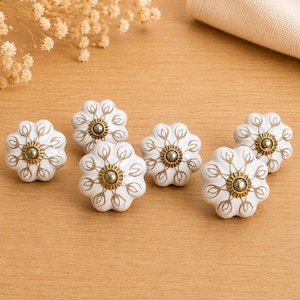 Juego de 6 pomos de cerámica blanca con forma de flor / Tiradores florales pintados a mano para cajones / Herrajes de estilo rústico bohemio