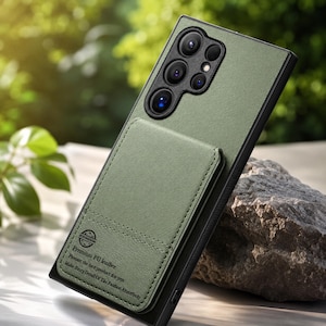 Puede incluir: Una funda para smartphone de color verde oliva con acabado texturizado y bolsillo tarjetero integrado. La funda presenta un logotipo circular y el texto Premium PU leather, Pleasant the best product for you, Make luxury detail of the fashion absolutely.