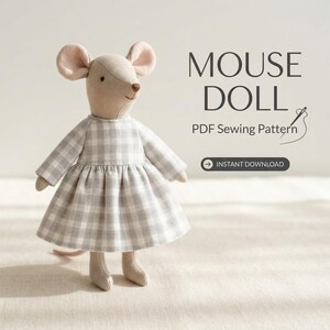 Puede incluir: Una muñeca de ratón de tela beige con un vestido de cuadros gris y blanco de manga larga. El texto MOUSE DOLL PDF Sewing Pattern e INSTANT DOWNLOAD es visible a la derecha, junto a un pequeño icono de una aguja y un hilo.