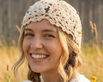 Gorro de crochê artesanal com detalhes coloridos, gorro de algodão vintage, acessório boho.