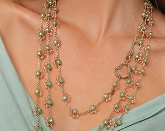 Collar de ganchillo Esmeralda con cristales verdes y dorados: elegante collar largo hecho a mano con corazón dorado, joyería artesanal para mujer.