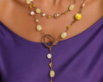 Handgemaakte meerstrengs gehaakte ketting met gele agaat, rivierparels en kristallen, roségoudkleurig garen, citroenkleurige zomerketting in boho-chic stijl