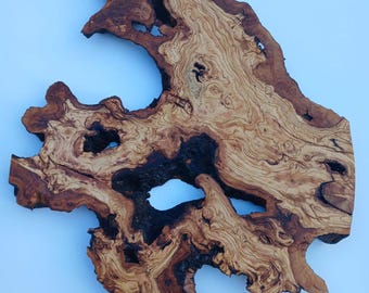 Tavola in legno d'ulivo con bordo naturale: venature naturali, vuoti per tavolo con effetto fiume in resina