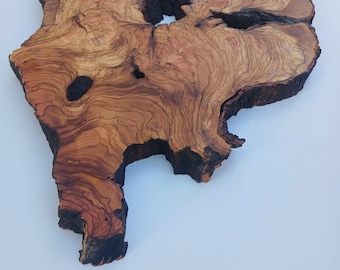 Fetta di legno d'ulivo con bordo naturale, lastra per arredamento rustico.