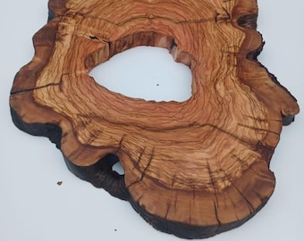 Tavola in legno d'ulivo con bordo naturale: venature naturali, vuoti per tavolo con effetto fiume in resina