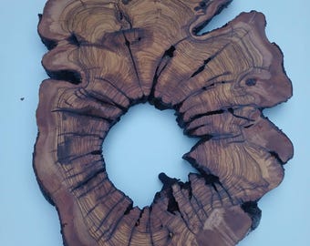 Lastra di legno d'ulivo: bordo naturale in radica, pezzo da progetto in resina epossidica