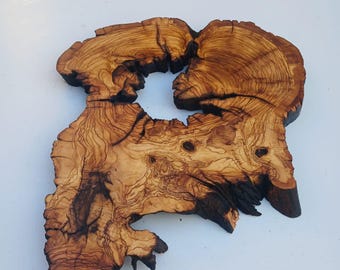 Fetta di legno d'ulivo con bordo naturale, lastra per arredamento rustico.