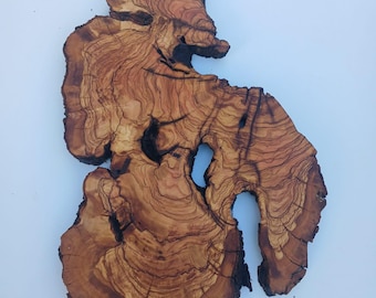 Fetta di legno d'ulivo con bordo naturale, lastra per arredamento rustico.